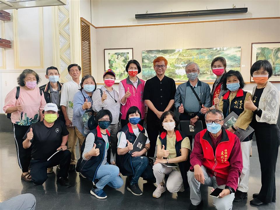 04月份鎮政活動剪影1110410在地藝術家莊連東彩墨創作展(彰化藝術館展出)~開幕式，黃鎮長到場致賀